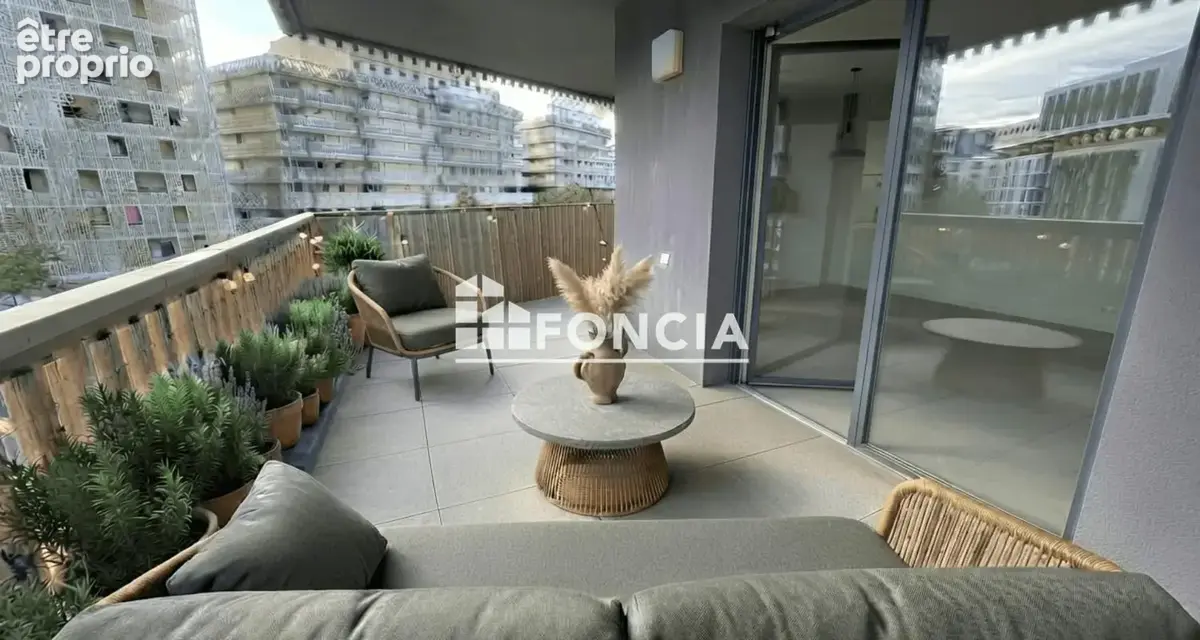 Montpellier – Port Marianne : magnifique T3 exposé sud-ouest avec terrasse d'angle, dans un immeuble emblématique du quartier - photo 2