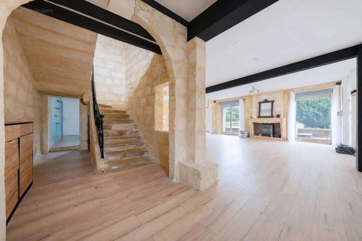 Maison à AMBARES-ET-LAGRAVE