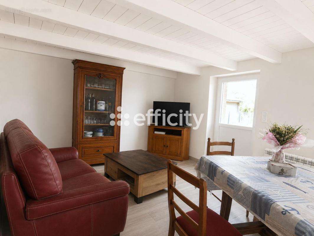Maison 64 m² à Saintes  - photo 3