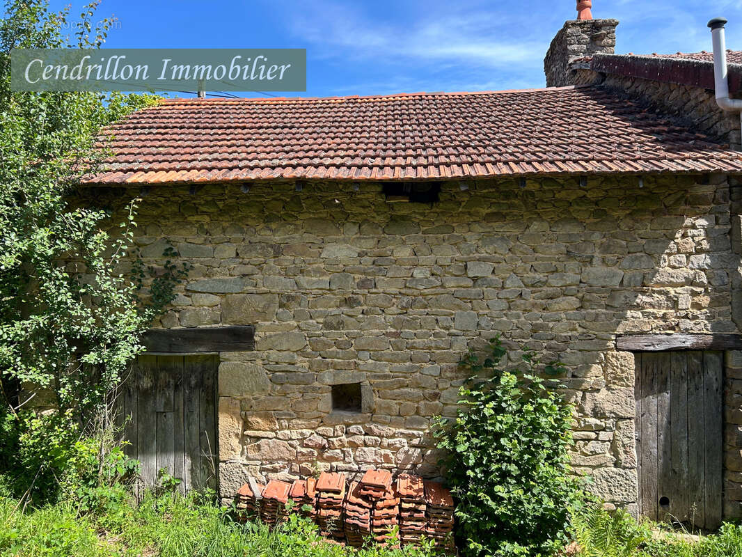 Maison en Pierre avec grange, 2 chambres sur 300m2 - photo 15