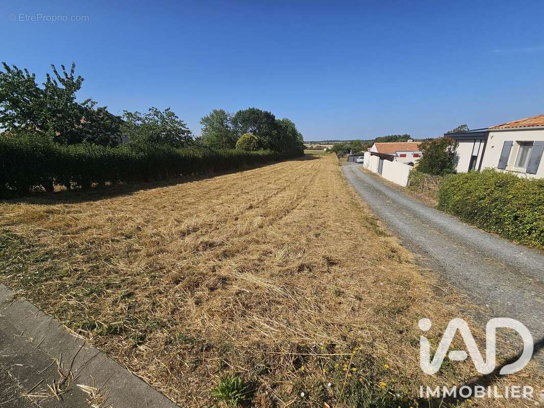 Terrain 1440 m² à Le Gue-De-Velluire  - photo 2
