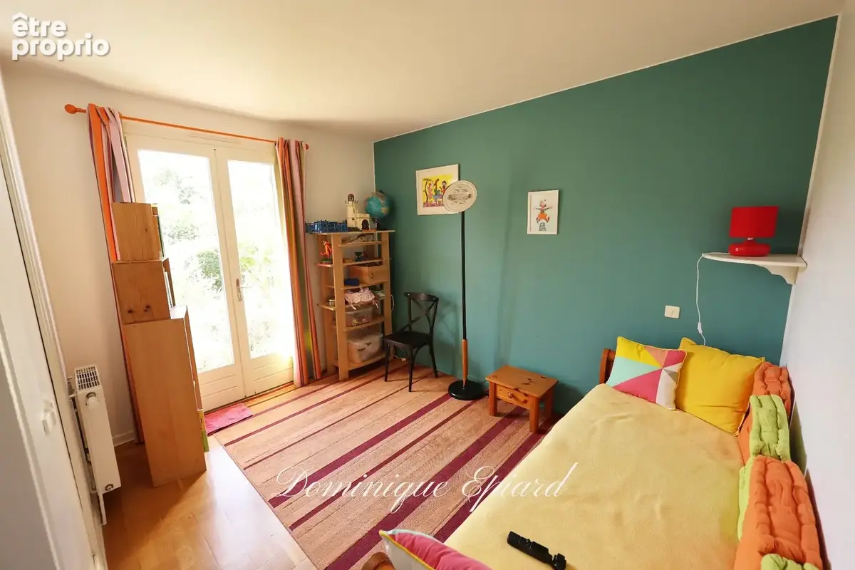 Maison de charme salon et véranda climatisée — demi plein-pied, DPE C — école et commerces à pied - photo 10