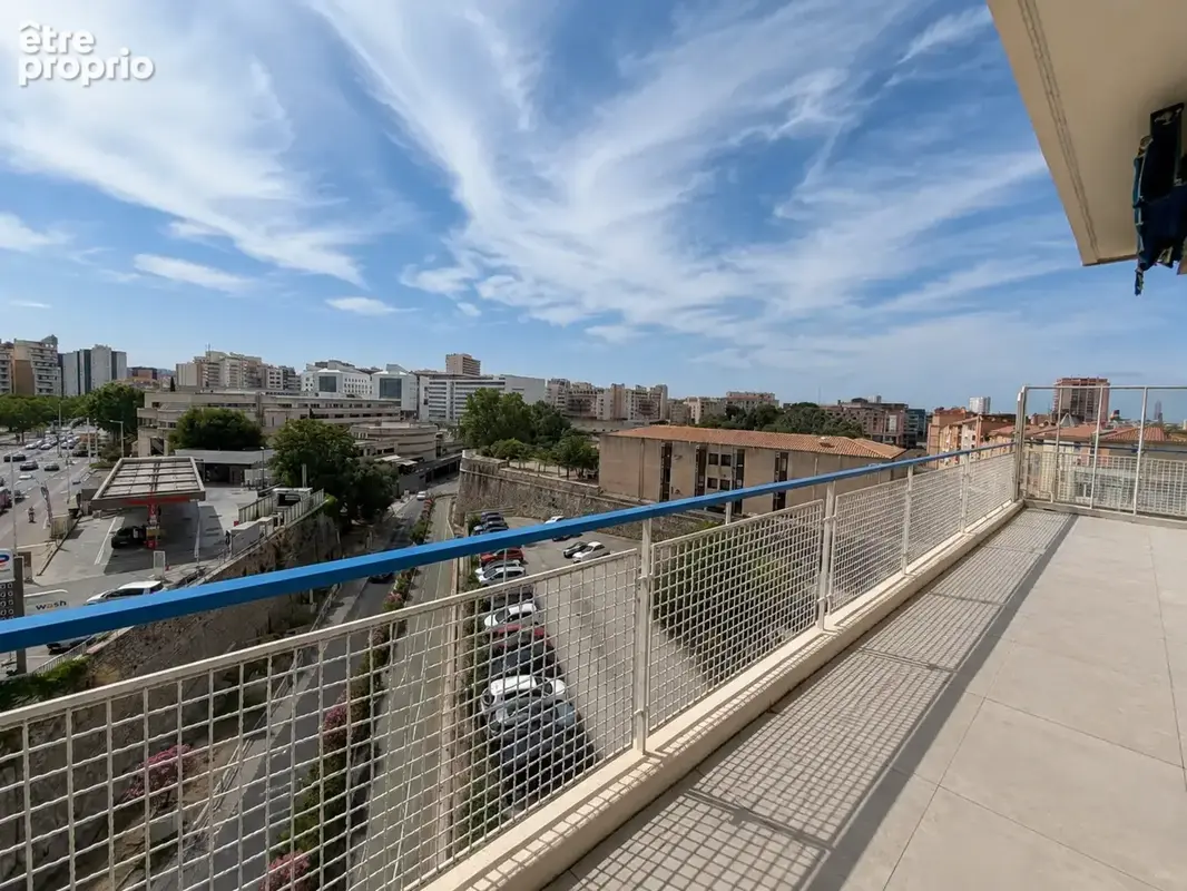 TOULON CENTRE - T4 de 100 m2 avec terrasse de 20 m2 unique dans la copropriété - Poss garage en supplément - photo 2