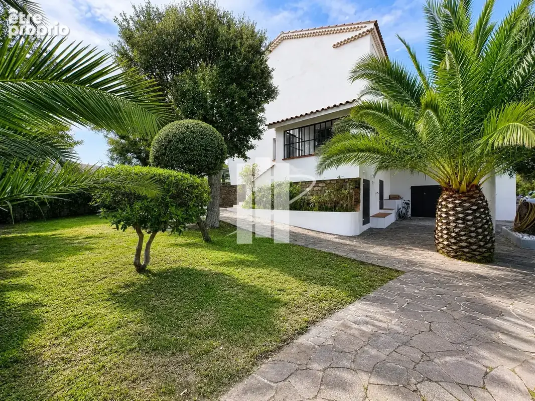 Superbe villa rénovée à Saint-Raphaël   208 m2, vue mer, suites, piscine et prestations d’exception - photo 19