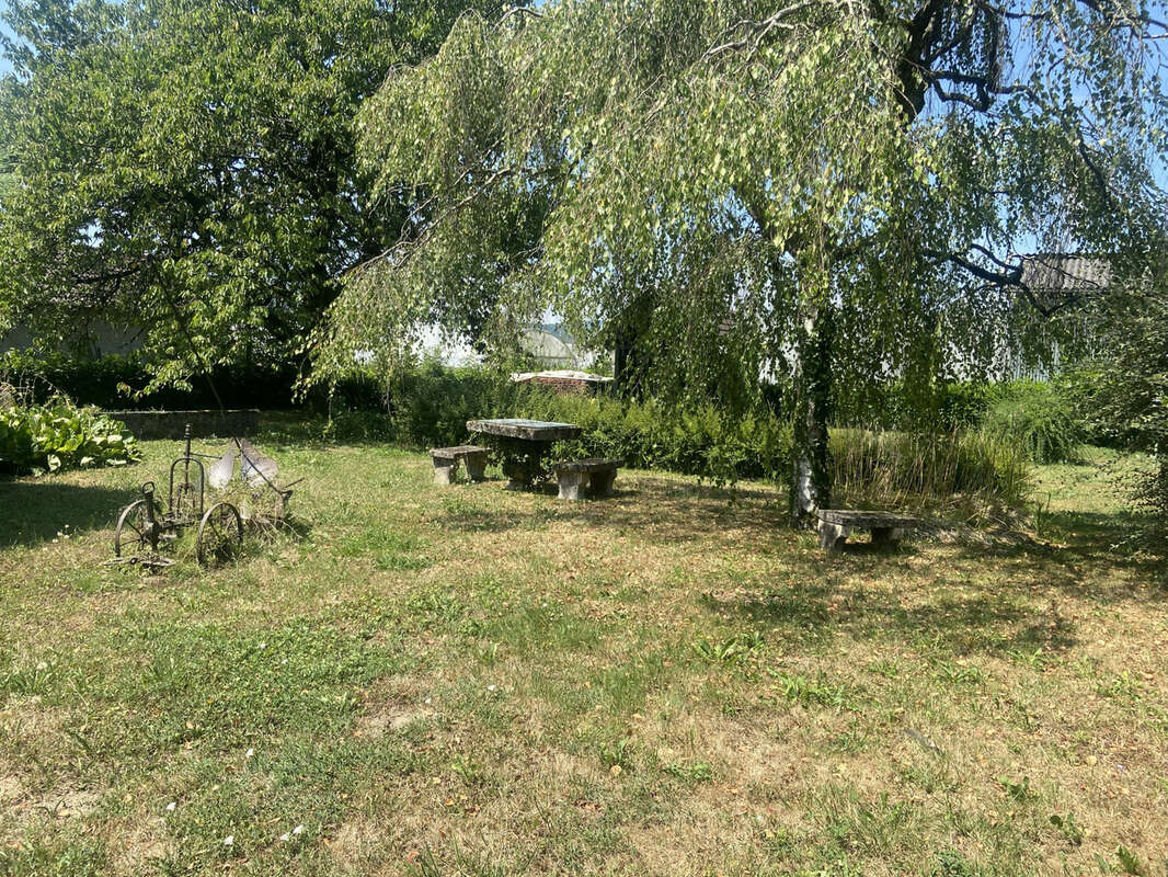 Maison de caractère avec dépendances sur un terrain paysagé de 1 146 m2 - photo 6