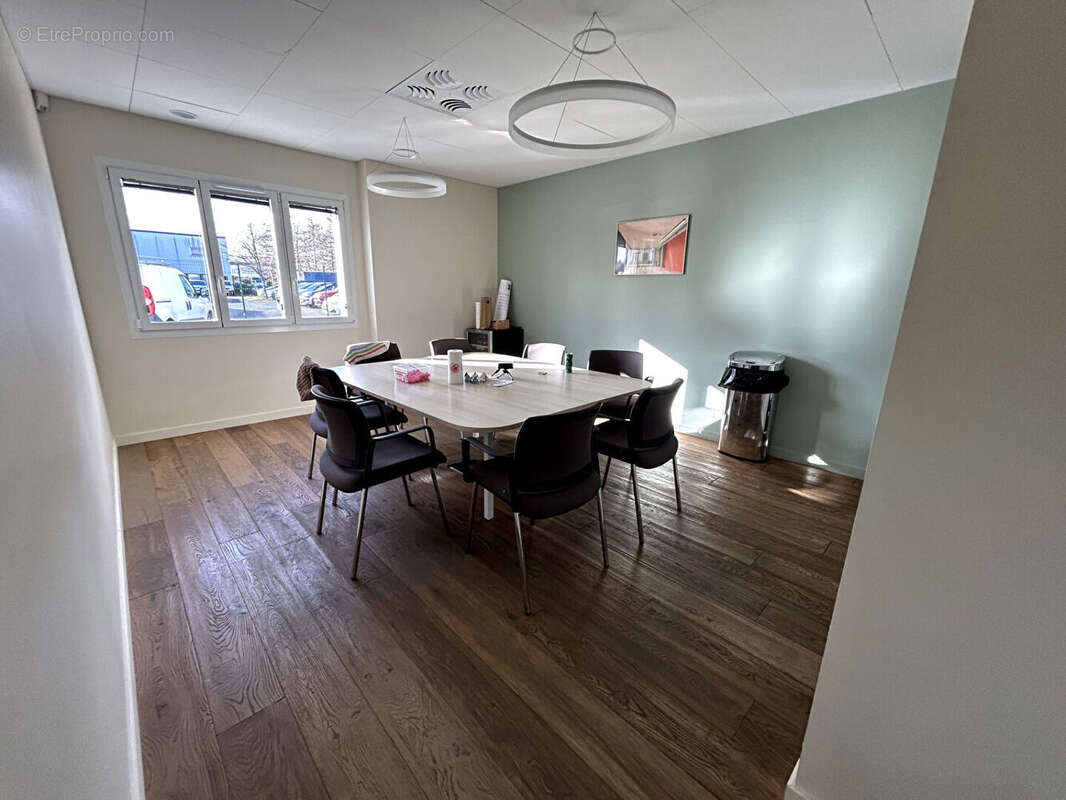 A VENDRE : Très beau Batiment d'activité 855 m2 (RDC 635 + étages 220) situé au NORD de NANTES - photo 5