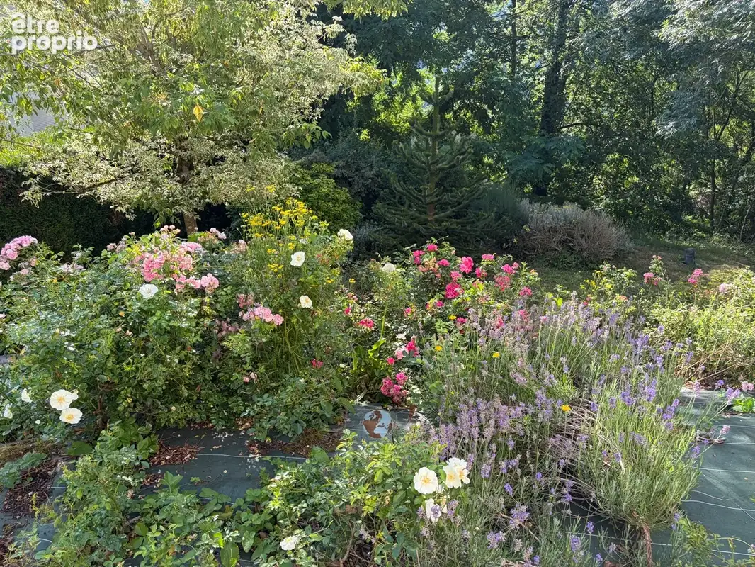 Très belle maison nichée dans la verdure, tout proche du centre. - photo 21