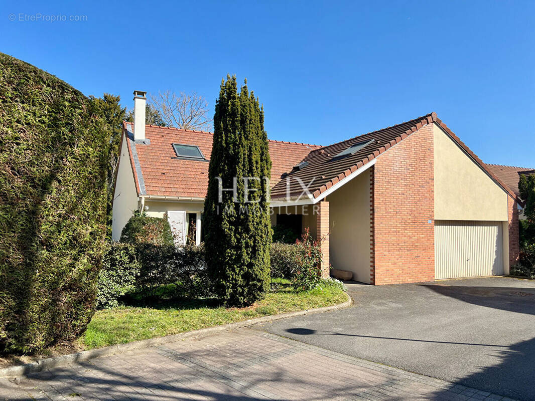 Maison à LE MESNIL-LE-ROI