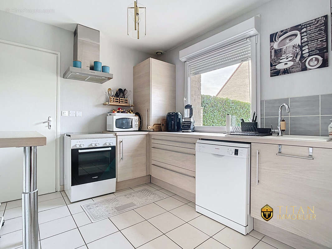 Maison semi-individuelle, 3 chambres, jardin exposé sud-ouest, buanderie, garage à Cappelle la grande (59190) - Maison à CAPPELLE-LA-GRANDE