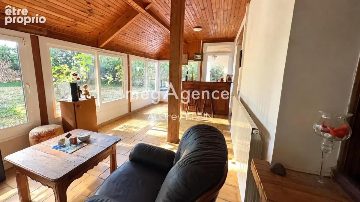 Maison familiale de 216 m² avec 5 chambres, véranda chauffée et terrain clos de 2 478 m² - photo 4