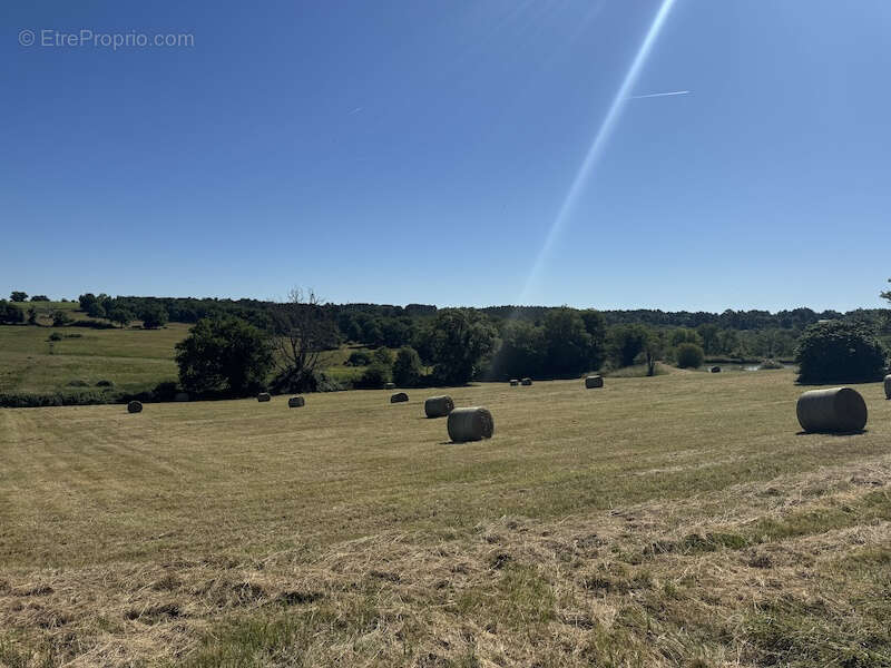 Parking à LA GENETOUZE