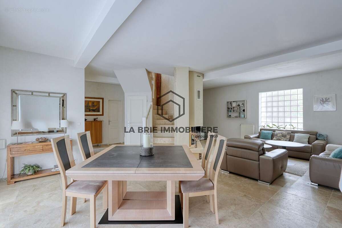 Maison 131 m² à Quincy-Sous-Senart  - photo 2