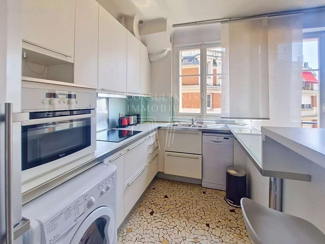 Appartement à PARIS-16E