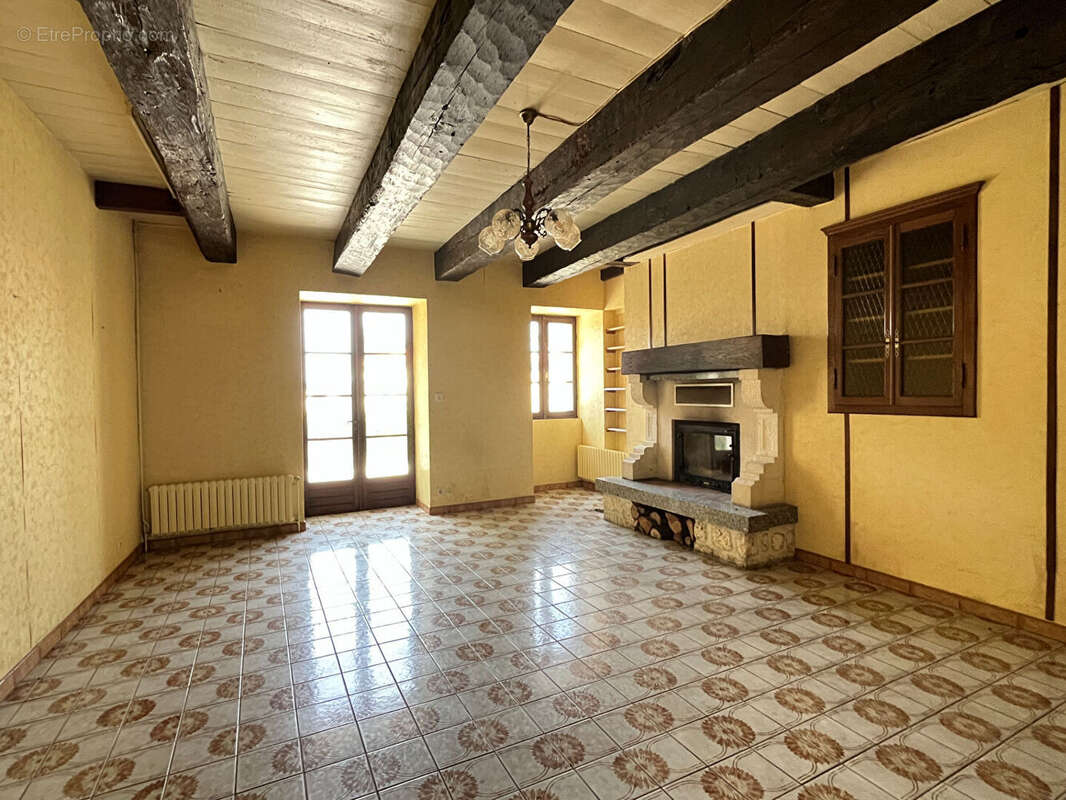 Maison à MONTMOREAU-SAINT-CYBARD