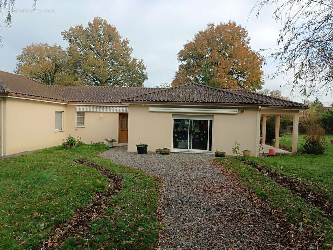 Maison à AZAT-LE-RIS