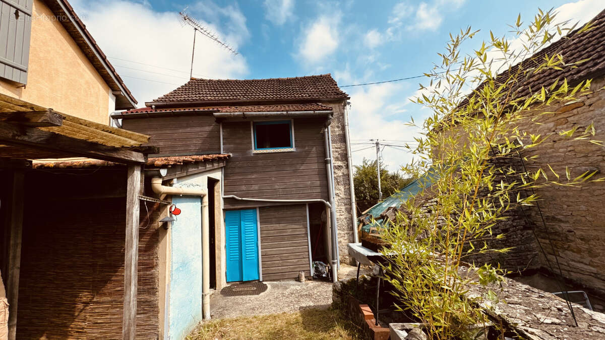 Maison de campagne à Massangis au prix de 55 000 € F.A.I - photo 4