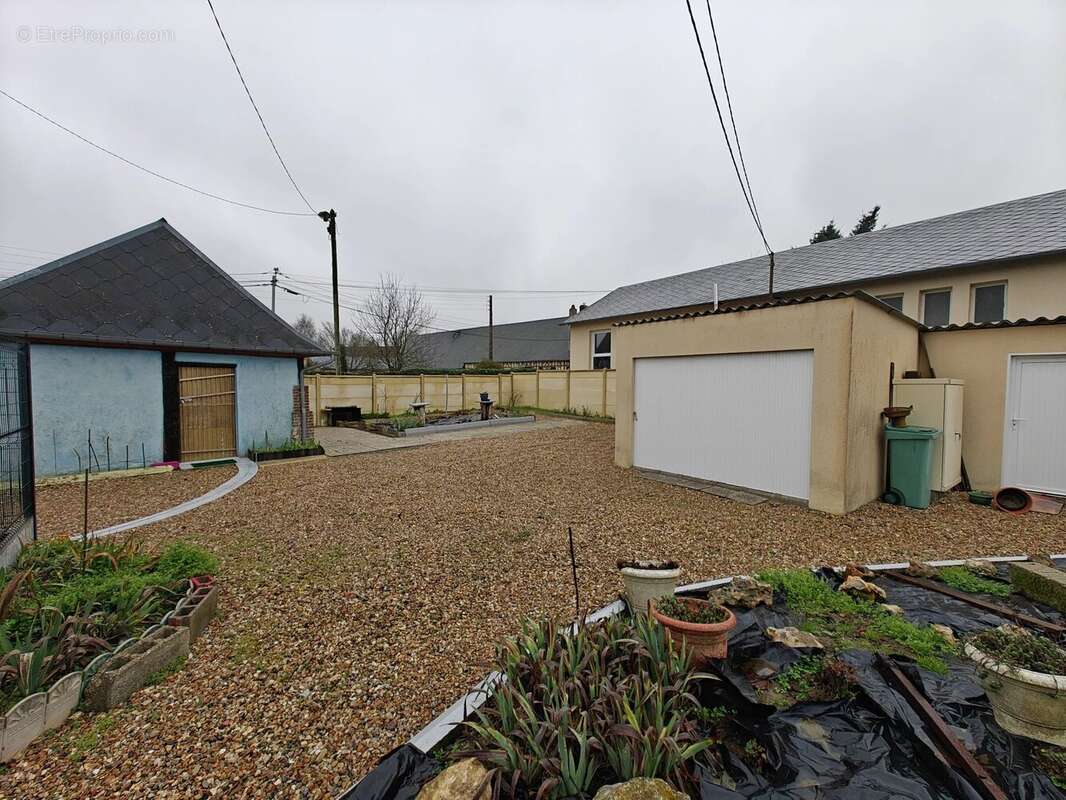 Terrain à NEUVILLE-SUR-AUTHOU