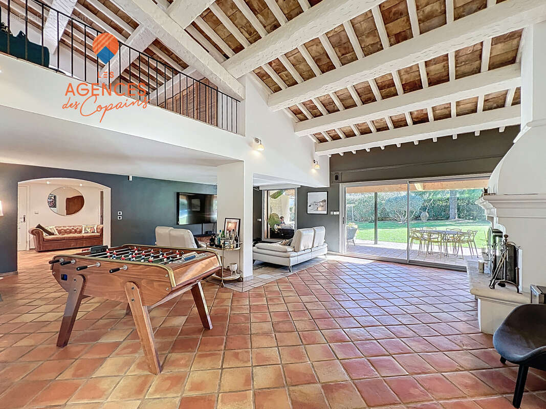 La seyne-sur-mer, janas, superbe villa d' architecte de 256 m2 sur terrain arbore de 3080 m2 - photo 3