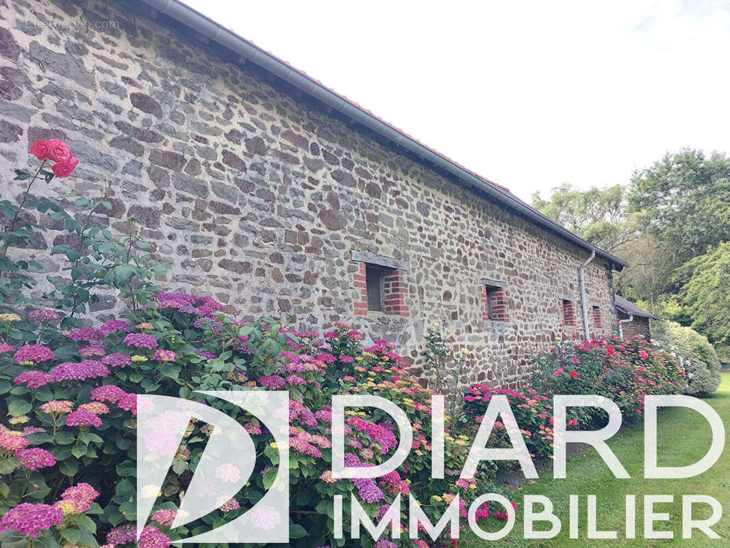 Propriété 201 m² , dépendances et plan d'eau - photo 2