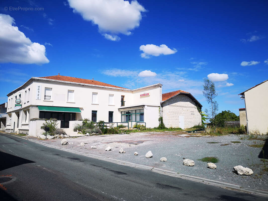 Immeuble de 16 pièces d'environ 650 m2 avec parking et jardin privatif - photo 2