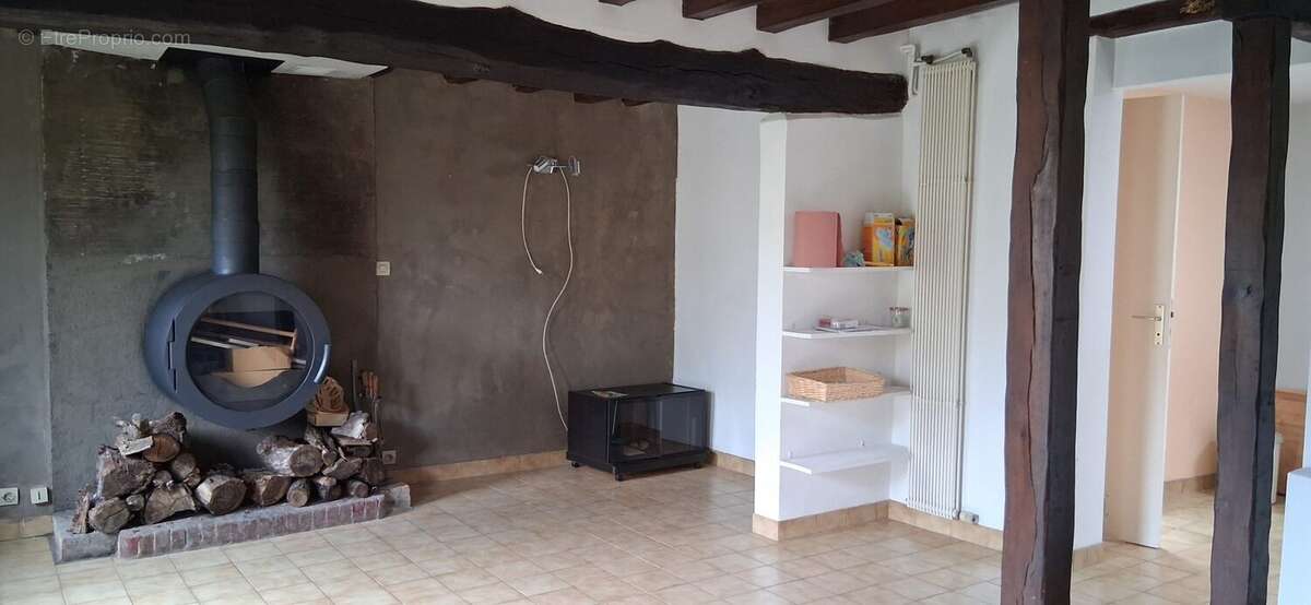 Pièce de vie fonctionnelle et lumineuse, idéale pour recevoir famille et amis. - Maison à EVREUX
