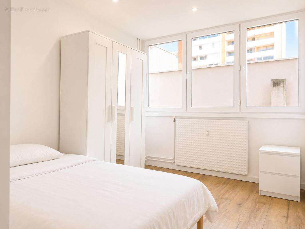 Gratte ciel - 4 chambres - entierement renove - photo 6