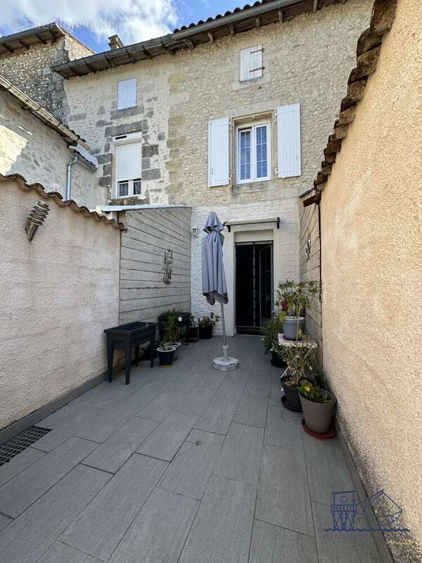 Maison 91 m² à Mortagne-Sur-Gironde  - photo 4
