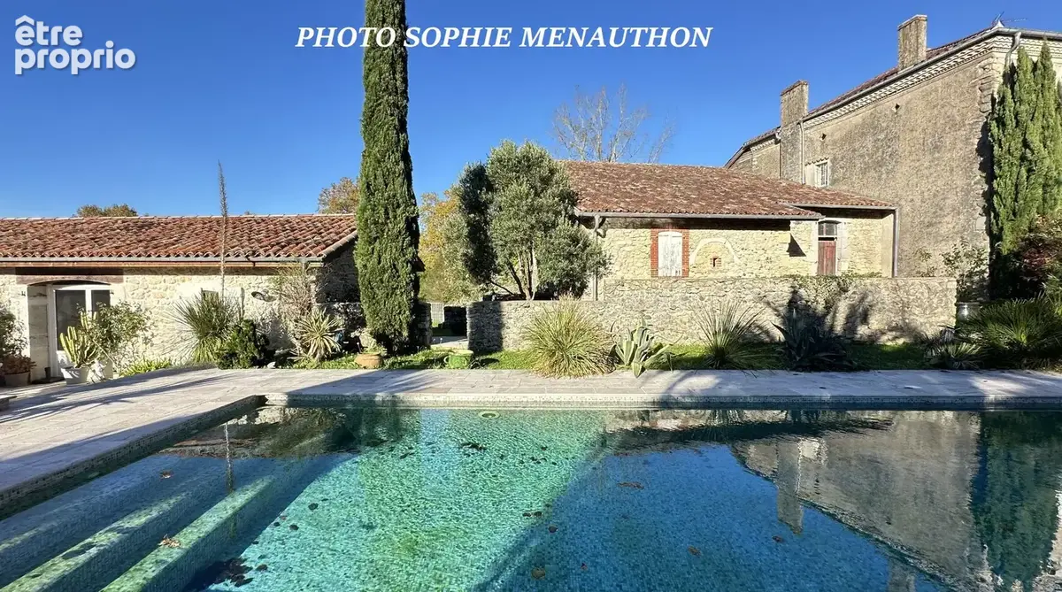 Maison de maitre de type t8 de 375 m2 dont une maison d'invite + 3 dependances - photo 1