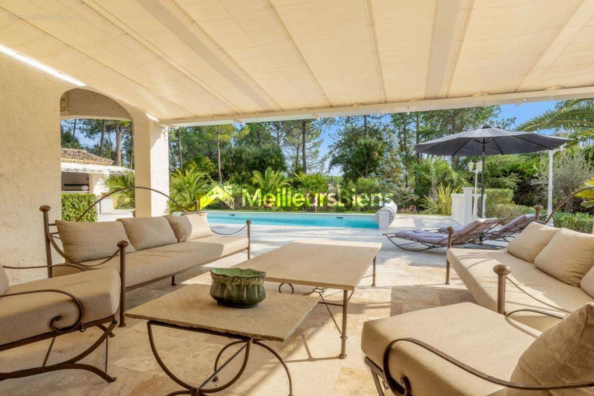 Maison à ROQUEBRUNE-SUR-ARGENS