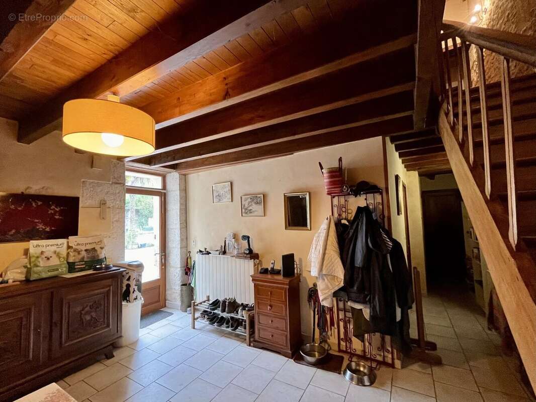 Maison de 3 chambres dans le centre d'une ville commercial - photo 9