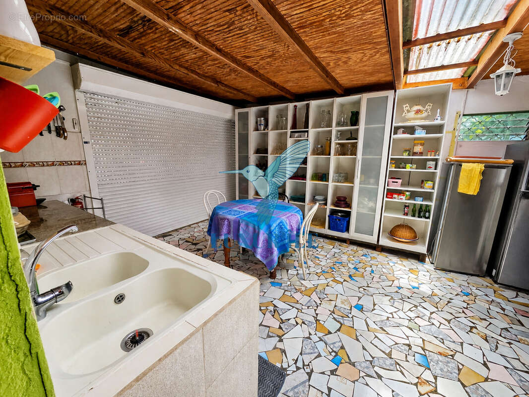 Baie-Mahault   Secteur recherché de La Jaille  Superbe villa T4 avec piscine et jardin - photo 4