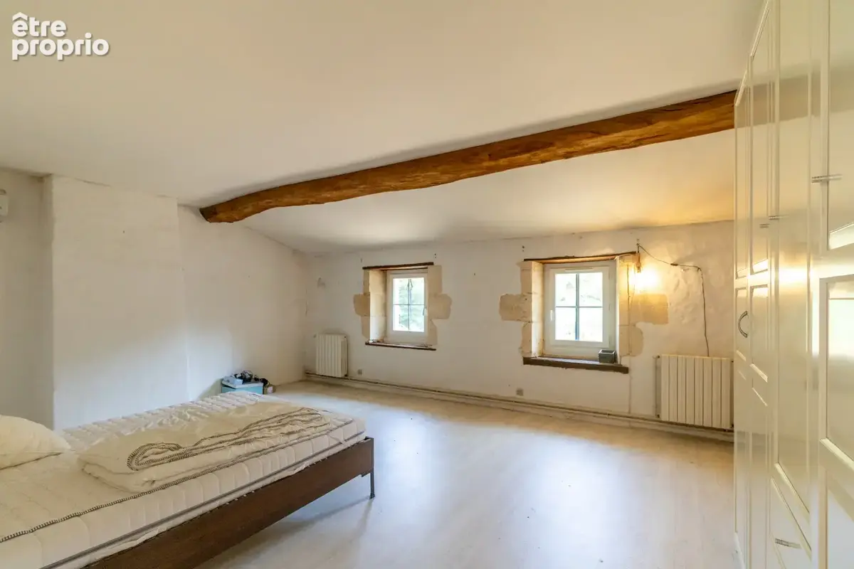 Propriété saintongeaise, 3 logements, 7 chambres, piscine, nombreuses dépendances, terrain 2 hectares - photo 9