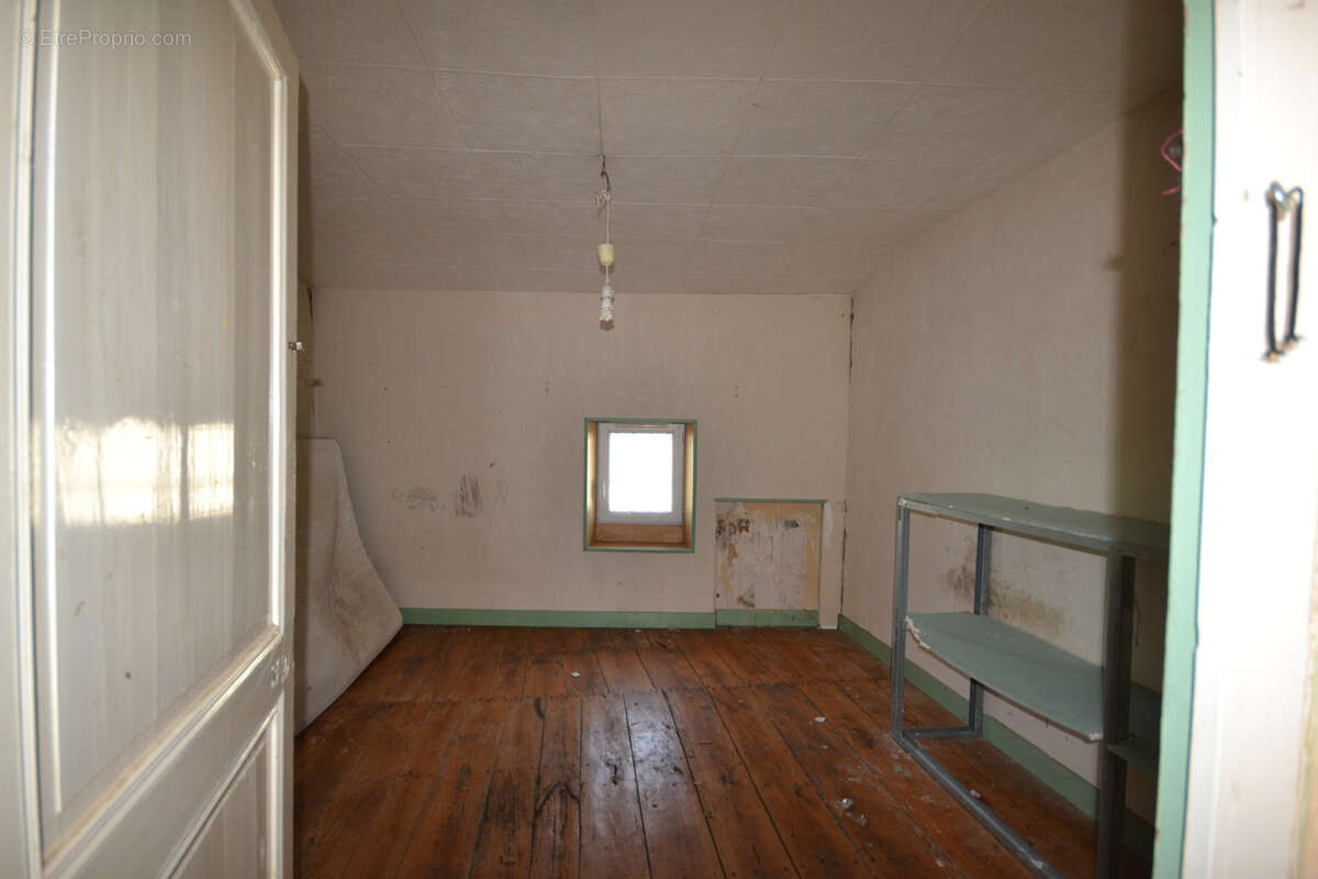 Burie maison a renover sur 3 niveaux 4 ch jardin - photo 6