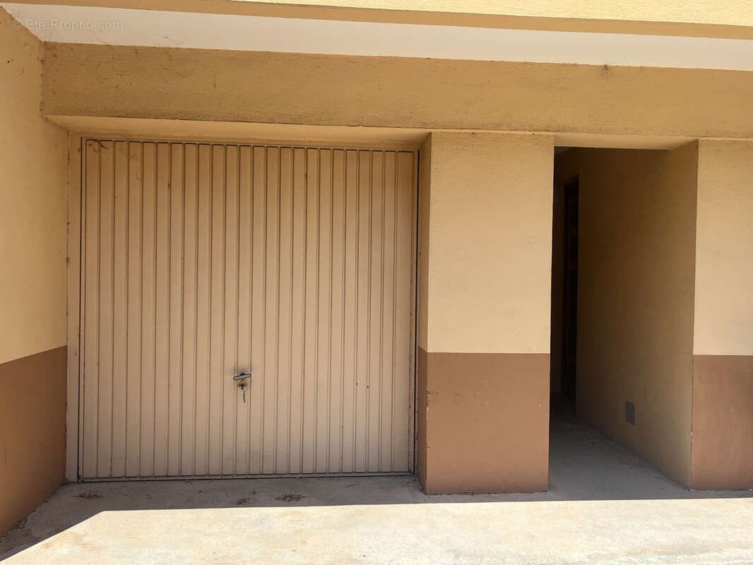 Hyères Centre   T3 de 66 m2 avec balcon, garage et beau potentiel de rénovation - photo 12