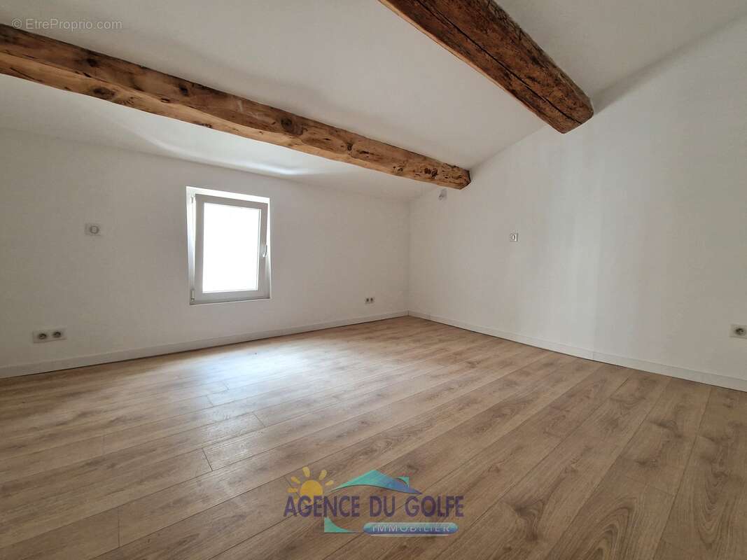 Maison à CEYRESTE