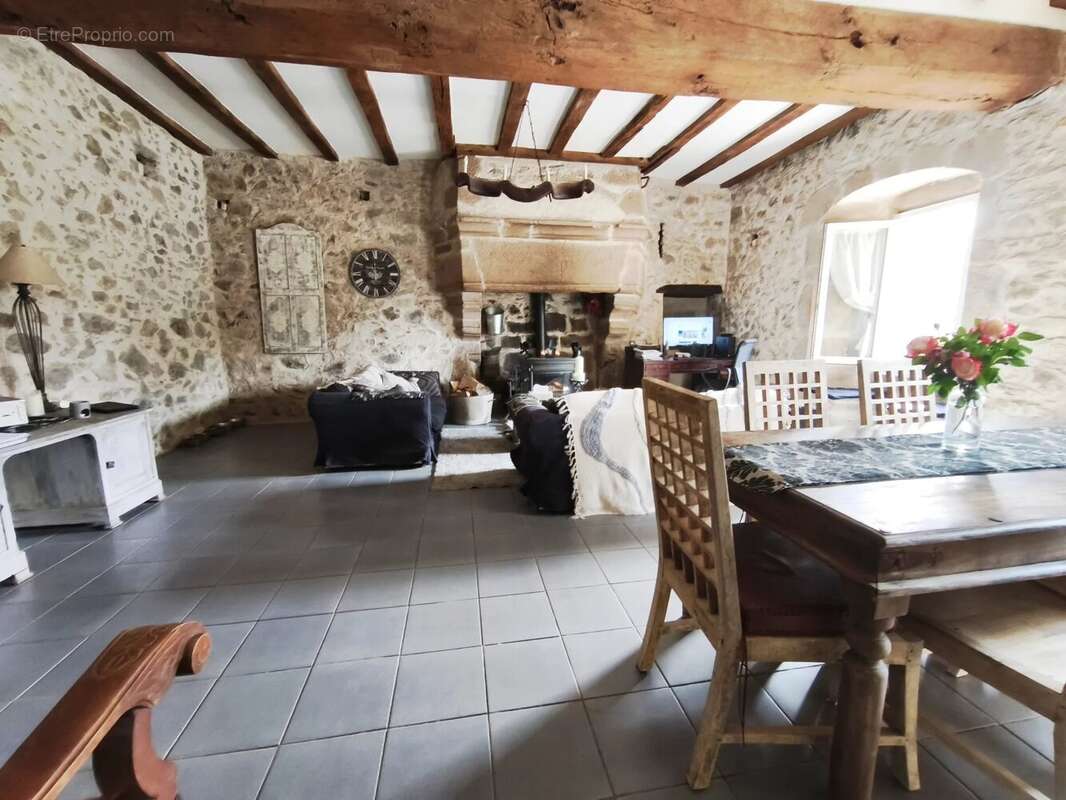 Domaine de Campagne Élégant du XIIIe Siècle avec Bois, Camping & Dépendances - photo 6