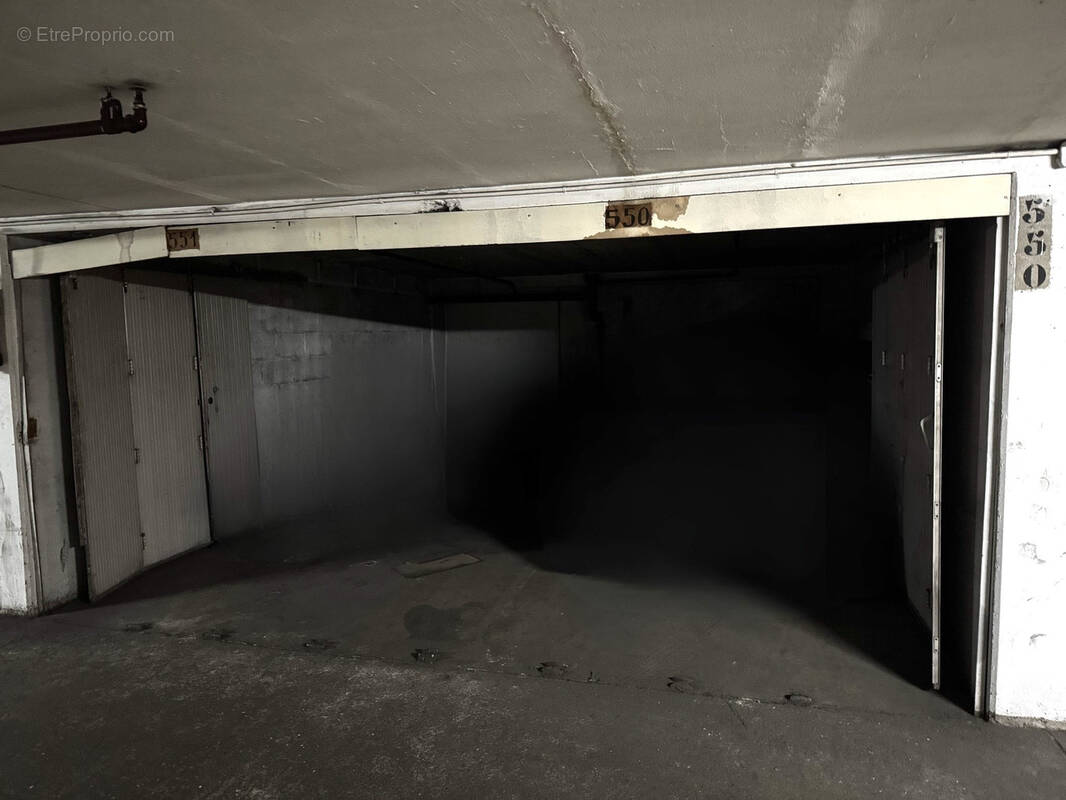 Parking à PARIS-16E