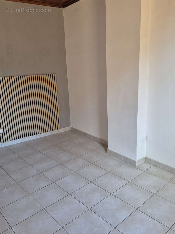 LAMBESC, Maison de village type 3 avec une cave. - photo 5
