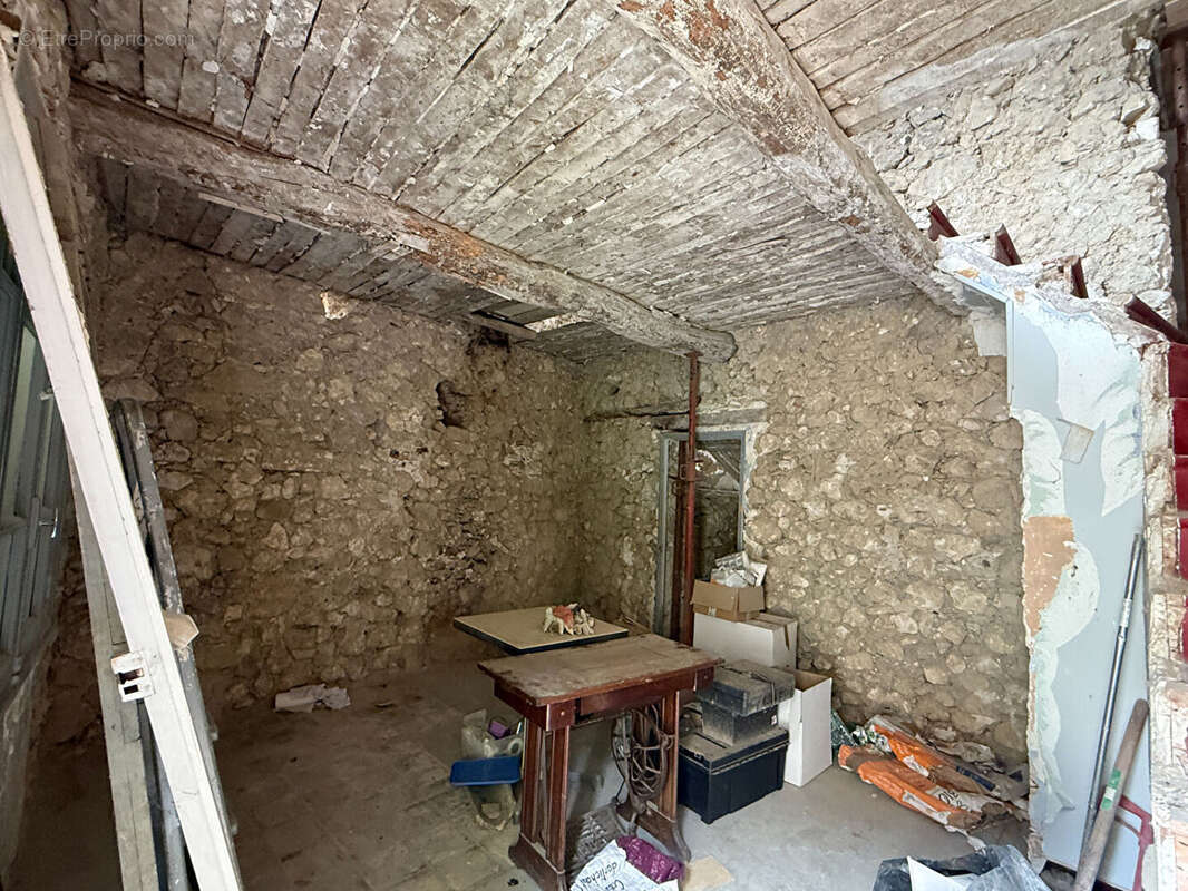 Maison à LA ROQUE-D&#039;ANTHERON