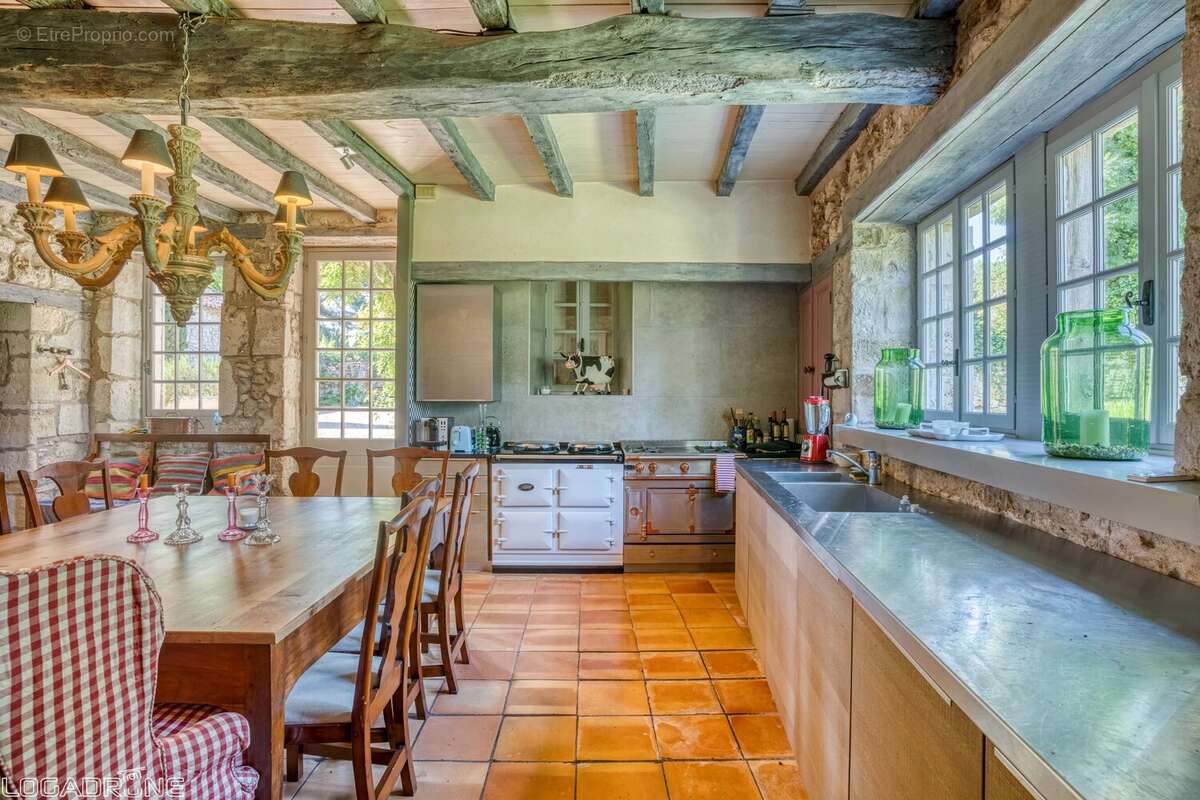 Propriété historique avec piscine, verger et vues sur la campagne - photo 4