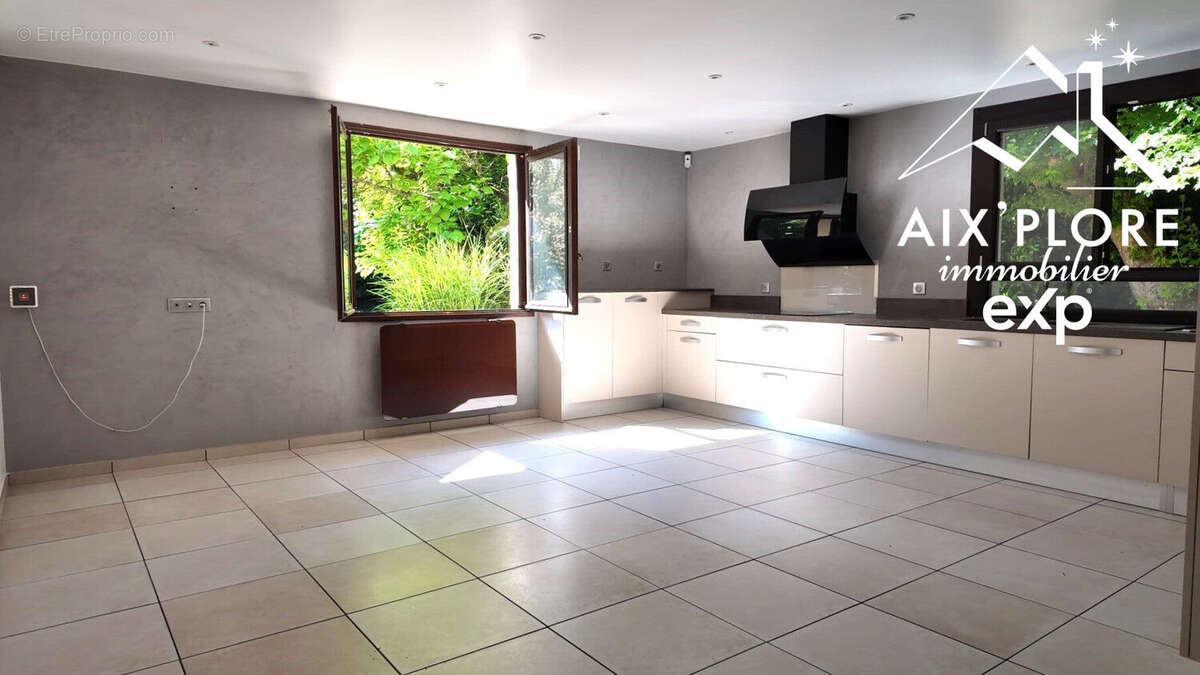 Maison 203 m² à Attignat  - photo 9