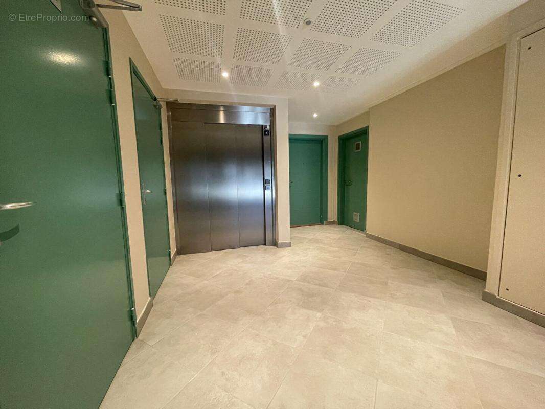 VAUGNERAY Appartement T4  1er étage - Terrasse 22 m² - photo 8