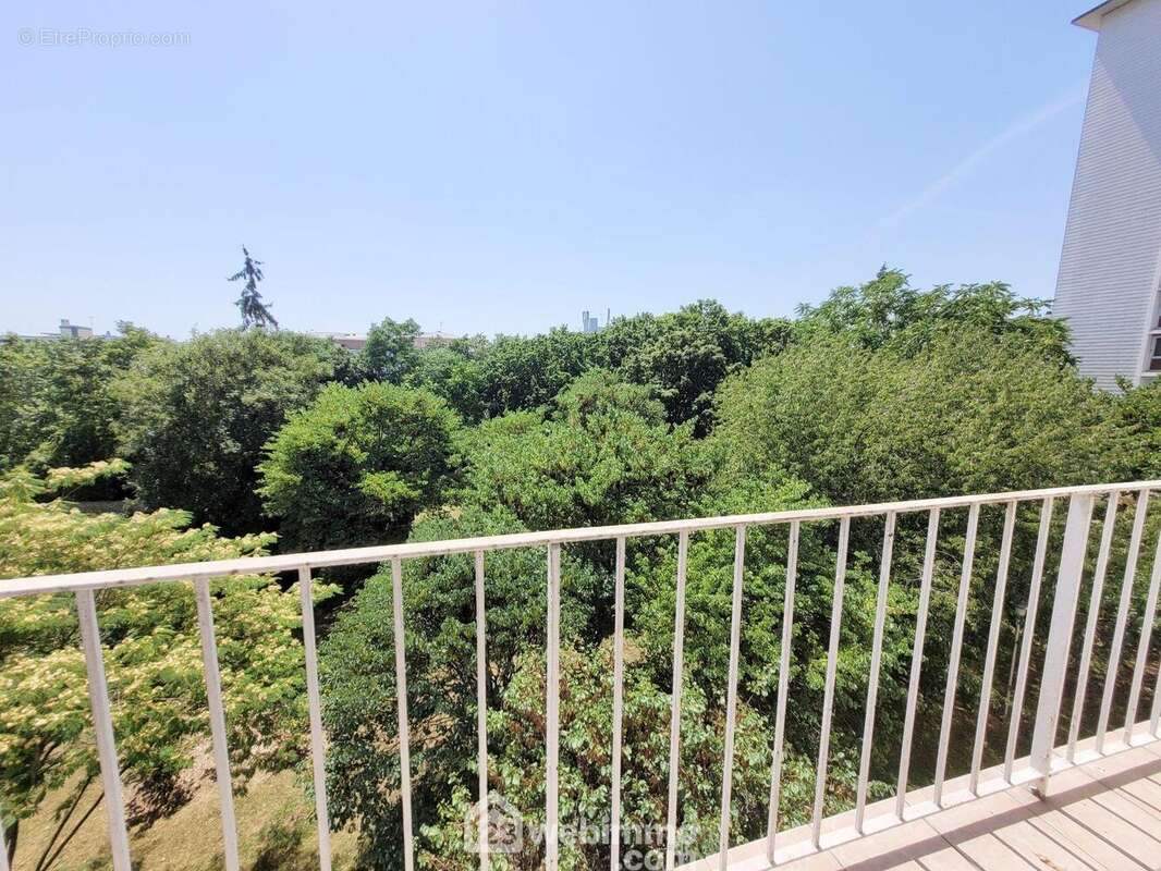 Balcon orienté Sud, avec vue dégagée, sans vis-à-vis