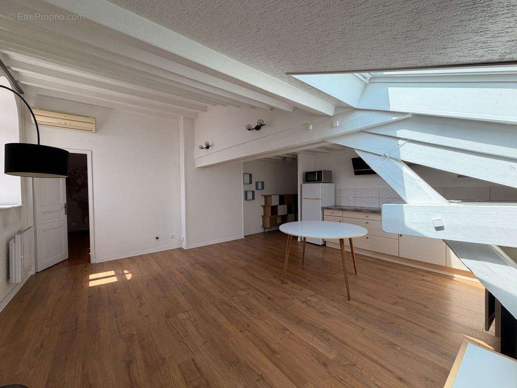 A vendre T2 de plus de 52 m² en parfait état à Sathonay-Camp Mairie - photo 4