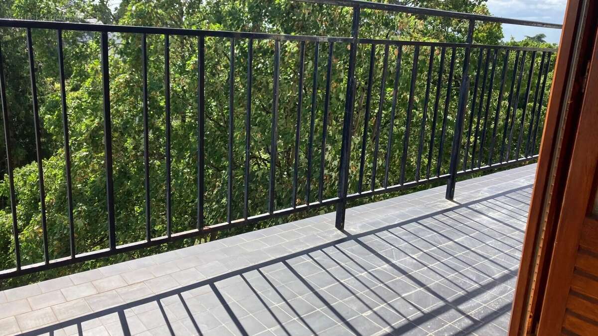 Appartement T4 de 95 m² Balcon Parking Cave - photo 2