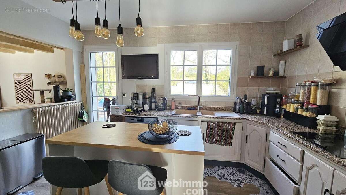 Une cuisine de 12 m² spacieuse et lumineuse. - Maison à MILLY-LA-FORET