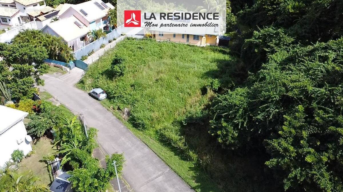 Terrain à LES TROIS-ILETS