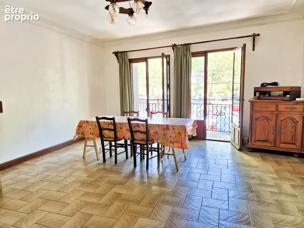 Maison de ville a renover avec grand garage, cour et terrasse - photo 2