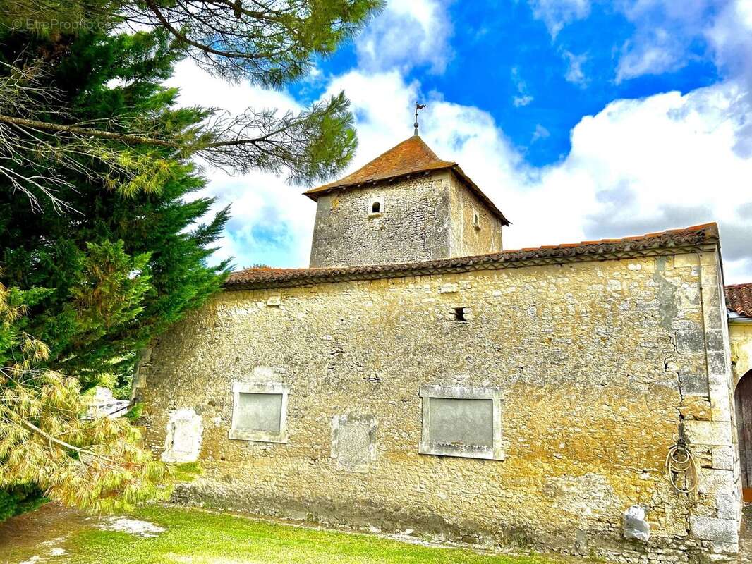 Maison à VILLEBOIS-LAVALETTE