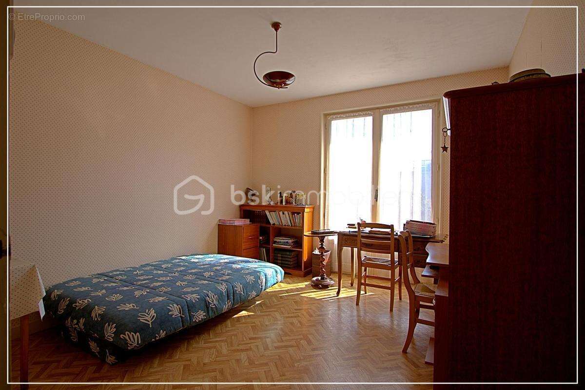 Maison familiale avec fort potentiel – 140 m² + sous-sol complet sur 2000 m² de terrain - photo 9